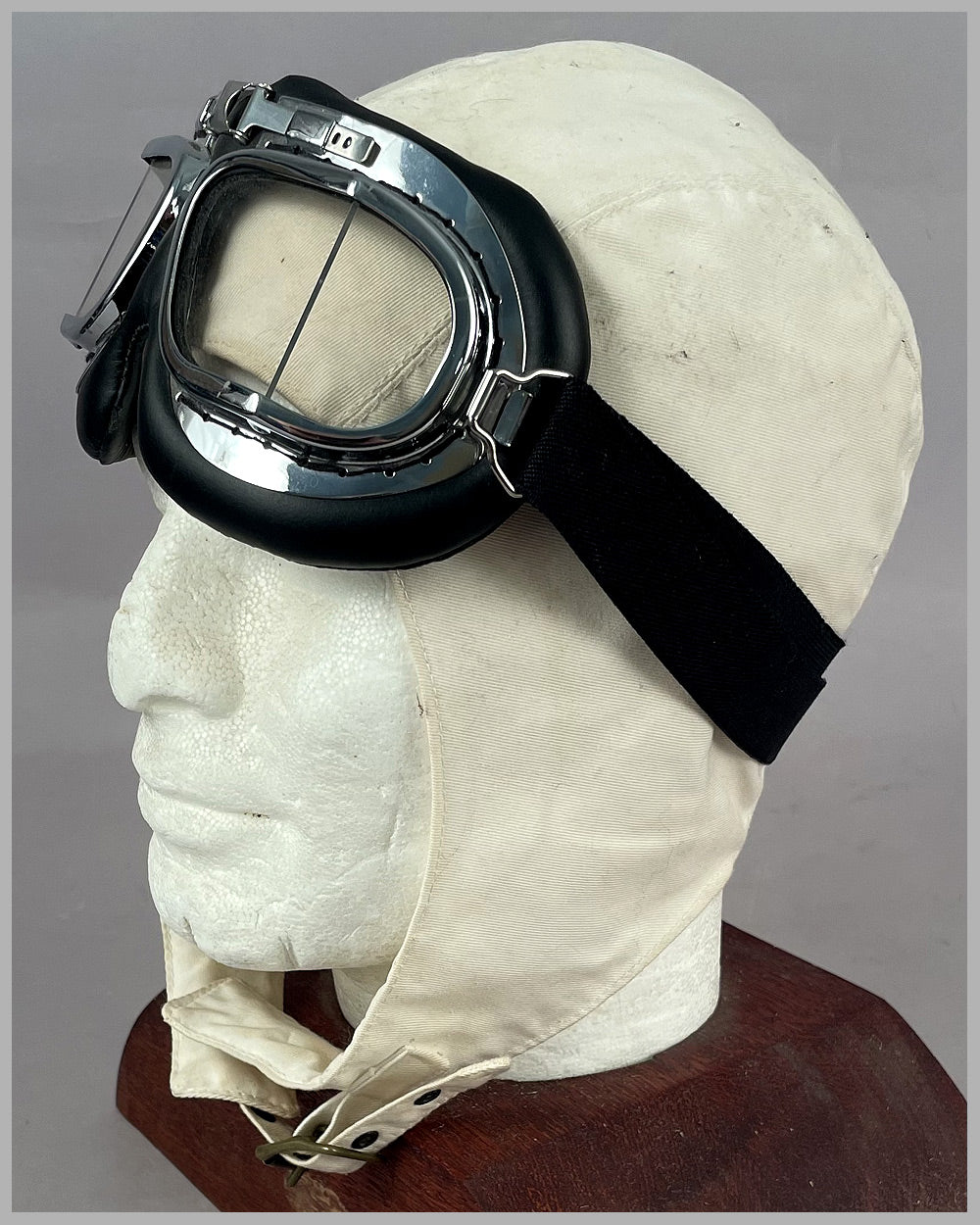 White cloth helmet / bonnet and driving goggles 2