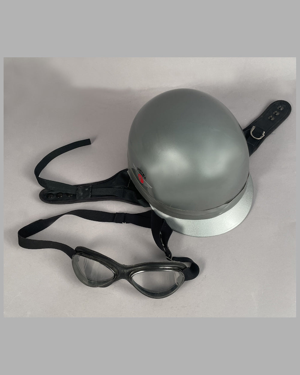 Open face helmet and large old fashioned aviator goggles l'art et l