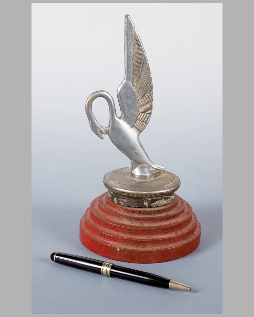 Swan mascot on radiator cap